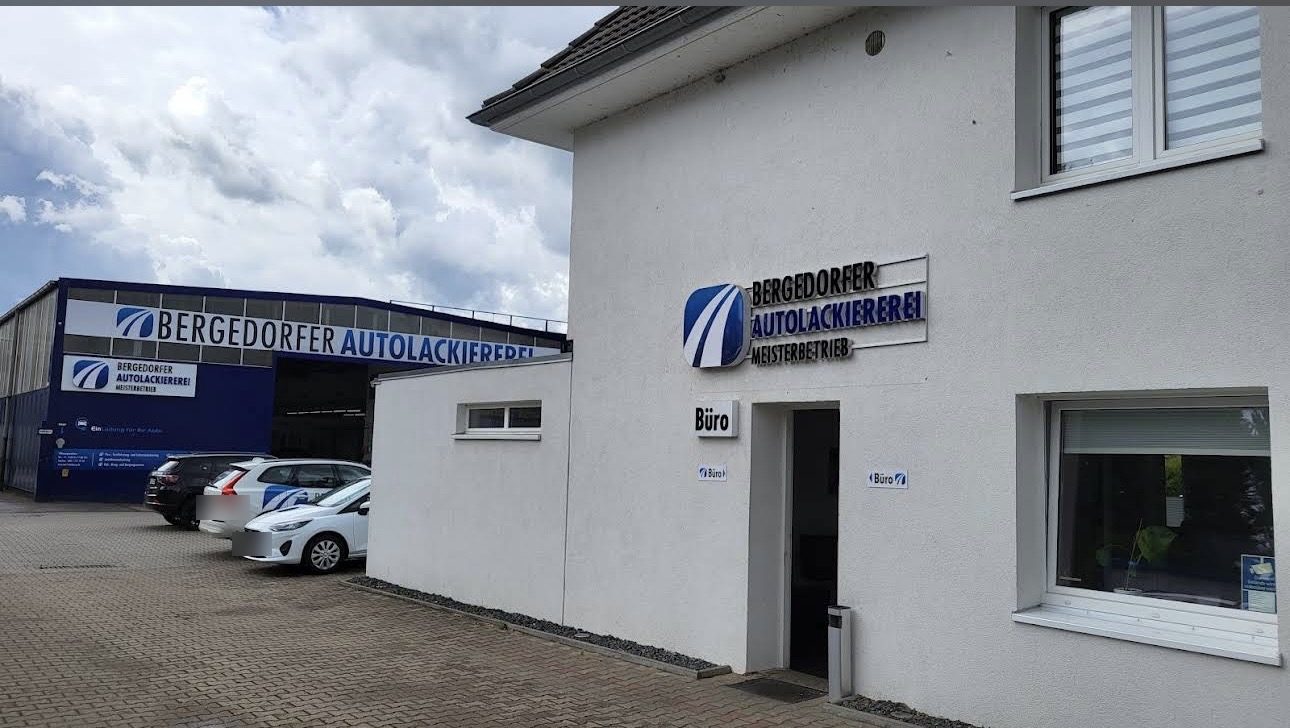 Eingang zum Büro der Bergedorfer Autolackiererei, dahinter die Werkstatthalle