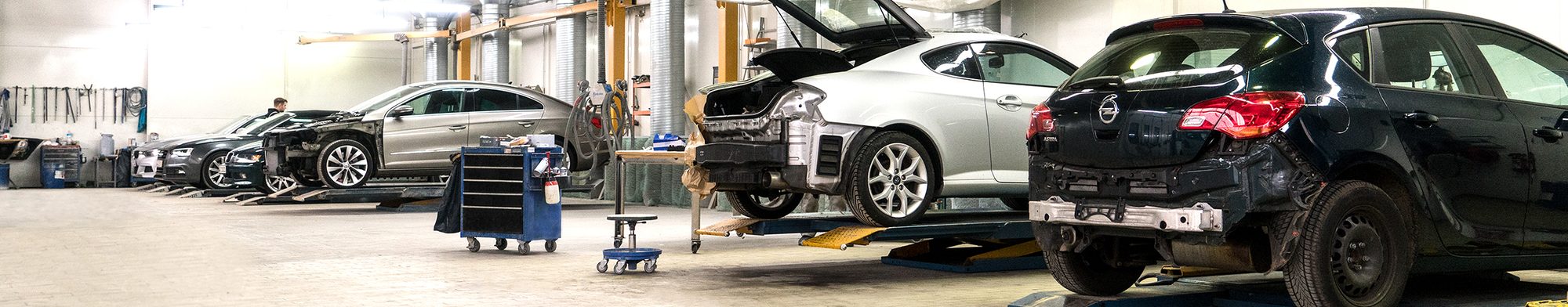 Werkstatthalle der Bergedorfer Autolackiererei mit mehreren Fahrzeugen