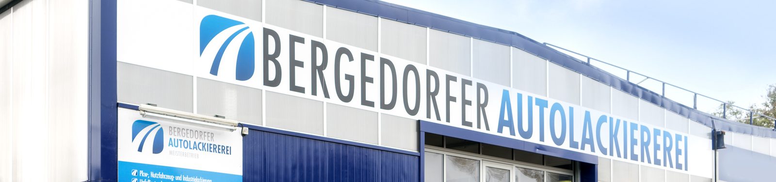 Gebäude der Bergedorfer Autolackiererei mit Firmenschild an der Kurt-A.-Körber-Chaussee