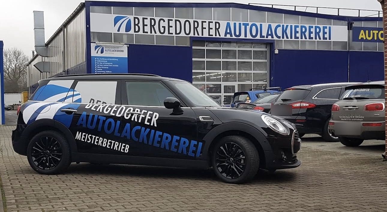 Firmenfahrzeug der Bergedorfer Autolackiererei vor der Werkstatthalle